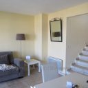 Trouver une maison décente est facile avec un agent immobilier local.